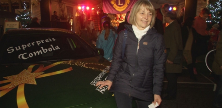 Arzthelferin gewinnt bei Weihnachtstombola einen Mercedes