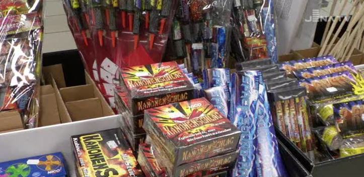 Böller fürs Neue Jahr: Was bis Silvester so alles über den Ladentisch geht