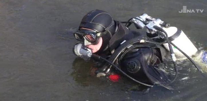 Waffen in der Saale: Polizeitaucher bargen Schlagringe und eine Handgranate