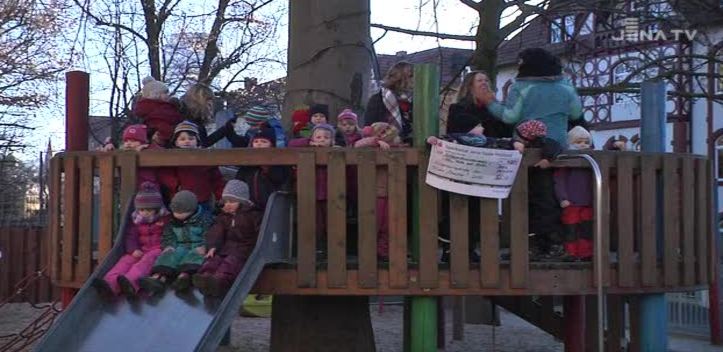 Neue Spielgeräte: Die Sparkasse übereichte heute eine Spende an die Kita „Fuchs und Elster“