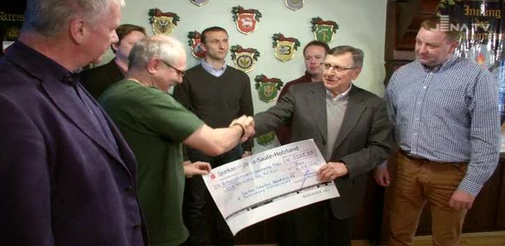 Bilder gemalt: Spendenerlös aus Kinderzeichnungen  kommen der Kinderhilfestiftung zugute