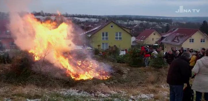 Knutfest gefeiert: In Drackendorf flogen wieder die alten Weihnachtsbäume ins Feuer