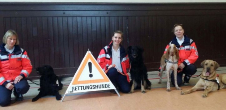 Rettungshundestaffel in der Nordschule zu Gast