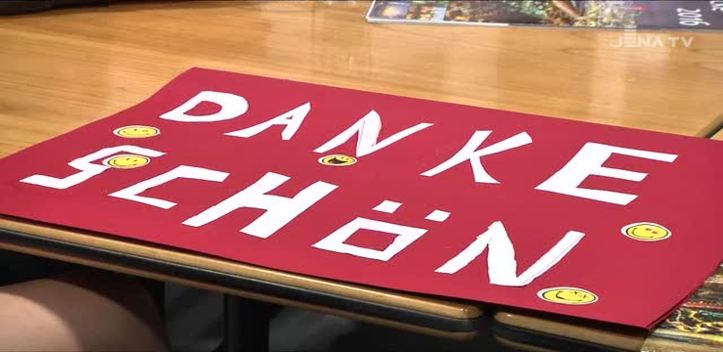 Übergabe in der Sparkasse: Die Kalenderspendenaktion kommt dem Kinder- und dem Tierheim zugute