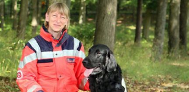 Rettungshund Jeffrey besteht Prüfung