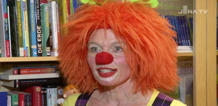 Geburtstag gefeiert: Klinikclown Knuddel schenkt seit 15 Jahren Freude