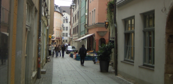 Kabel werden in Gehwegen verlegt