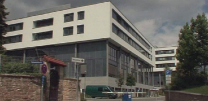 Drei junge Männer stehen vor Gericht