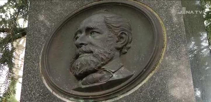 Johannisfriedhof: Die Grabstätte von Carl Zeiß erhält ihre ursprüngliche Form zurück