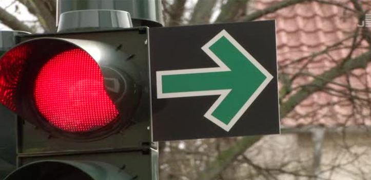 Grünpfeil abmontiert: An der Kreuzung am Ärztehaus Nollendorfer Straße müssen Rechtsabbieger warten