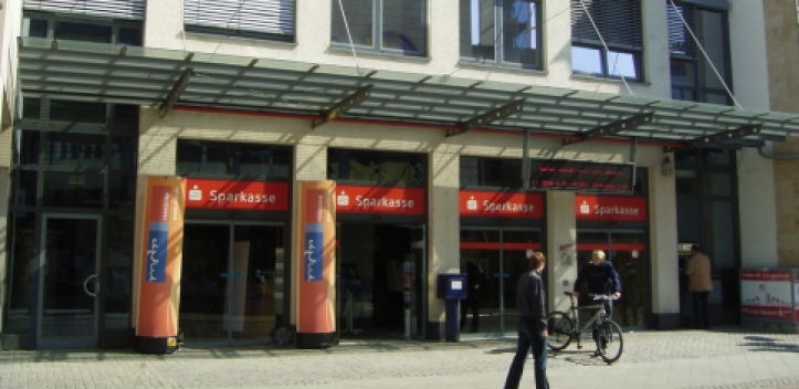 Auszubildende der Sparkasse befragen Jugendliche 