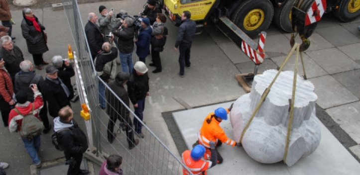 Skulptur vor KuK Gera wieder aufgebaut 