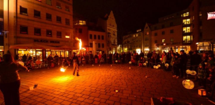 Earth Hour: Flammenzirkus und akustische Klänge 