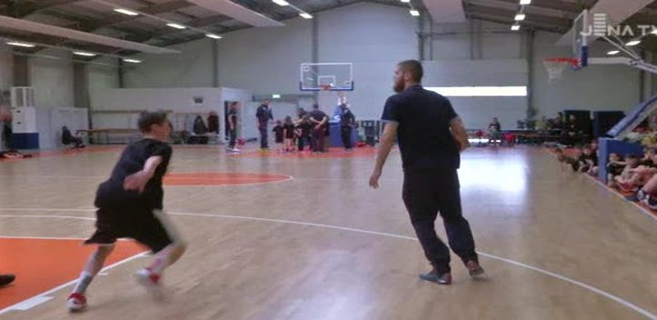 Sportliche Workshops: Im Ostercamp von Science City gingen die Kleinen mit den Großen auf Korbjagd