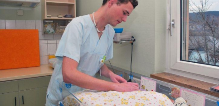 Krankenpflege ist auch etwas für Jungen