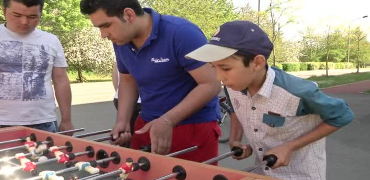 Abschiedsfest: Flüchtlinge ziehen aus der Turnhalle des Berufsschulzentrums Göschwitz aus