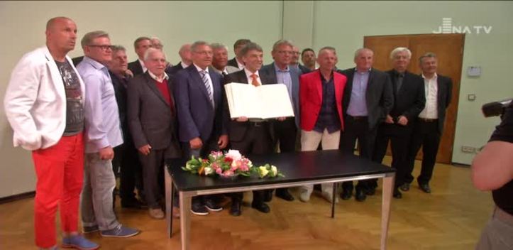 Ehrung für Fußballer: Die Europacup-Finalisten des FC Carl Zeiss Jena trugen sich ins Goldene Buch ein
