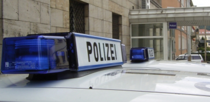 Farbe auf der Fahrbahn: Verursacher gesucht