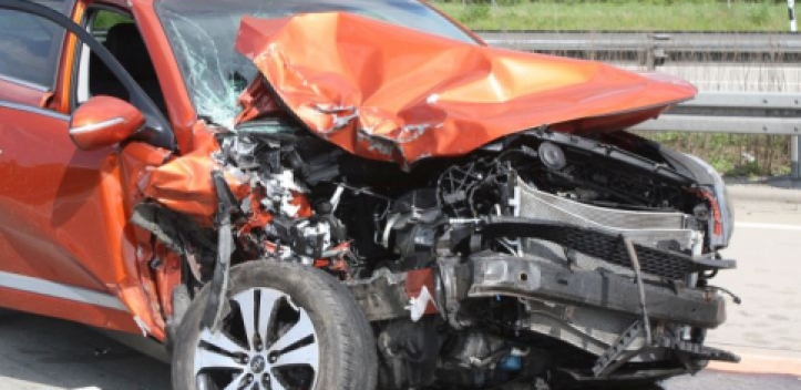 Unfall mit sechs Fahrzeugen und vier Verletzten