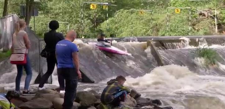 Mit Torstangen und Paddel: Die Slalomkanuten des SV Schott  richteten das Landesmeisterfinale aus