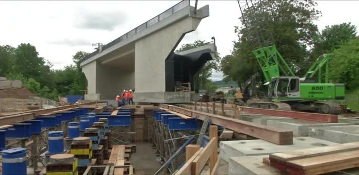 Präzisionsarbeit: In der Kahlaischen Straße begann heute der Einschub der Bahnbrücke aus Beton