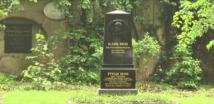 Grabstätte für Zeiß: Auf dem Johannisfriedhof wurde die Ruhestätte des Unternehmers umgestaltet