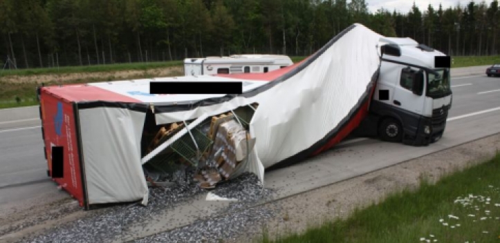 Auflieger auf A9 umgekippt 