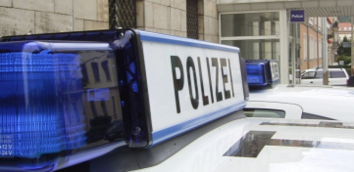 Mit herunter gezogener Hose auf dem Markt 