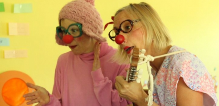 Zwei Clowns auf der Suche nach den Energiefressern