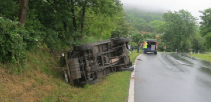 Fahrzeug prallte gegen Böschung