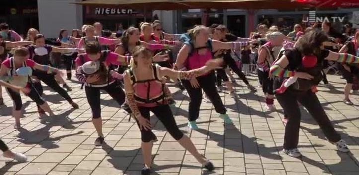 Die gute Sache unterstützt: Beim Flashmob auf dem Holzmarkt tanzten Mütter mit ihren Babys