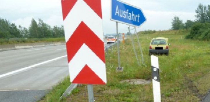 Kontrolle verloren: Gegen Schild gefahren