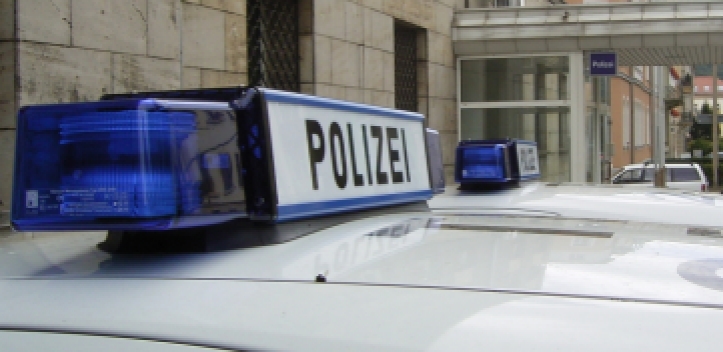 Radfahrer mit Bierflasche in der Hand unterwegs