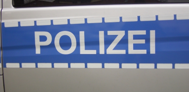 Zusammenstoß zwischen Bus und Pkw