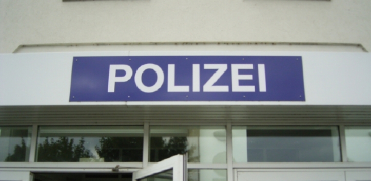 Kleintransporter fährt gegen Leitplanke