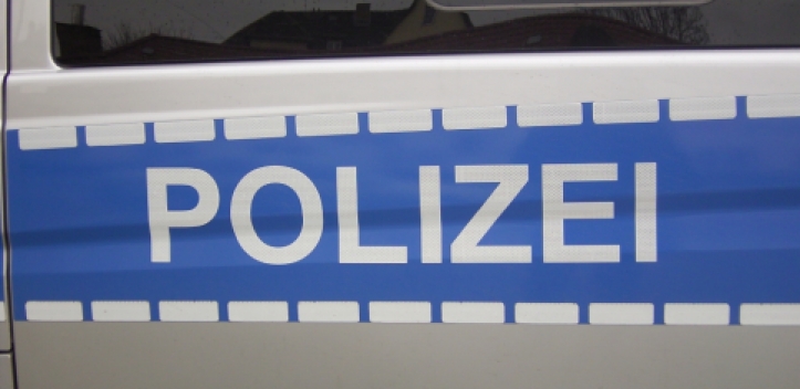 Überladener Lkw mit ungesicherter Ladung auf Autobahn unterwegs