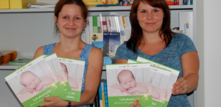 Babykalender jetzt auch in Englisch, Arabisch und Dari