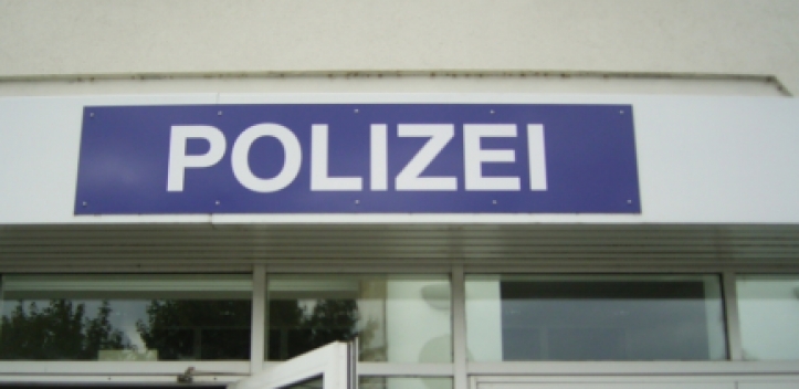 Verkehrszeichen abgeknickt