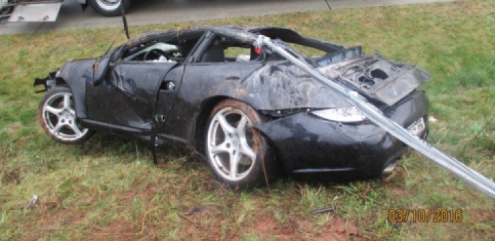 Sportwagen zu Schrott gefahren