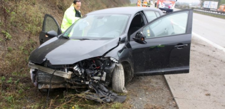 Auto landet auf A 9 im Graben