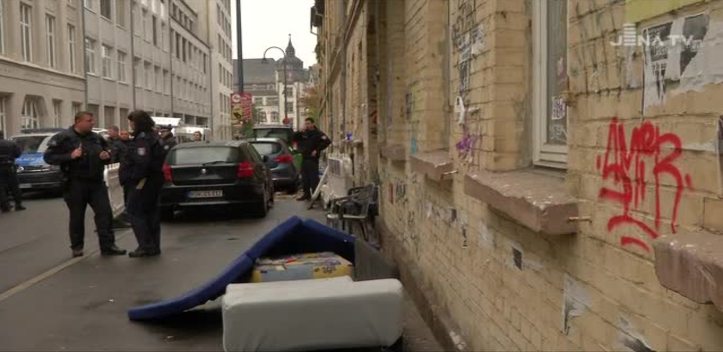 Großeinsatz für Polizei: Die Besetzer räumten heute das Haus Carl-Zeiß-Straße 10