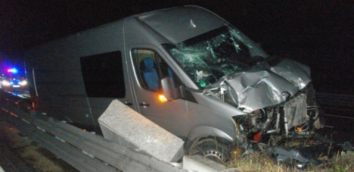 Unfall auf A 4: Kleintransporter nur noch Schrott 