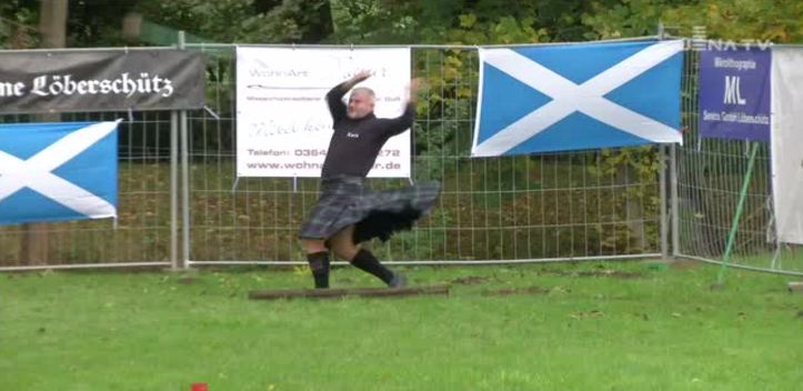 Baumstämme geworfen: Bei den Highland Games maßen nicht nur starke Männer ihre Kräfte