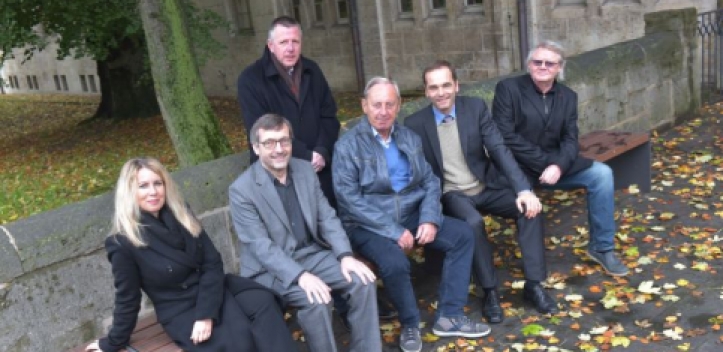 Neue Bänke vor Uni-Hauptgebäude 