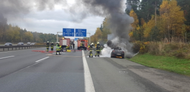 Pkw-Brand auf der Autobahn