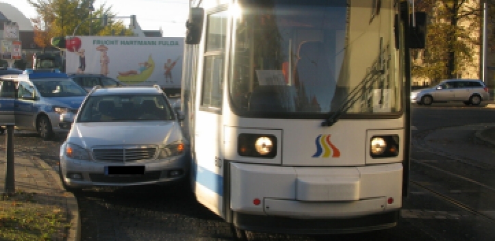 Zusammenstoß zwischen Straßenbahn und Pkw