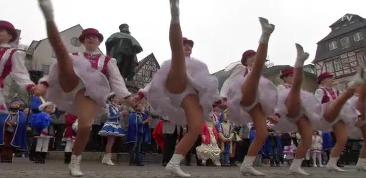 Jena singt: Die Jenaer Narren eröffneten trotz eines herrenlosen Koffers auf dem Markt die fünfte Jahreszeit