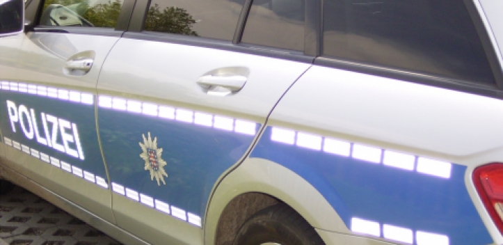 Steinwürfe gegen Straßenbahn und Haltestelle