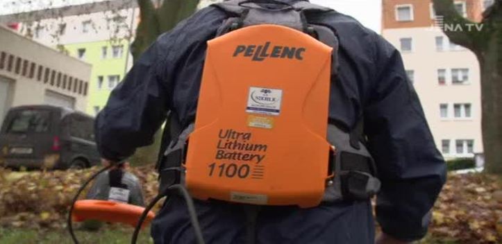 Neue Geräte: Die Hausmeister der Wohnungsgenossenschaft Carl Zeiss proben Elektro statt Benzin