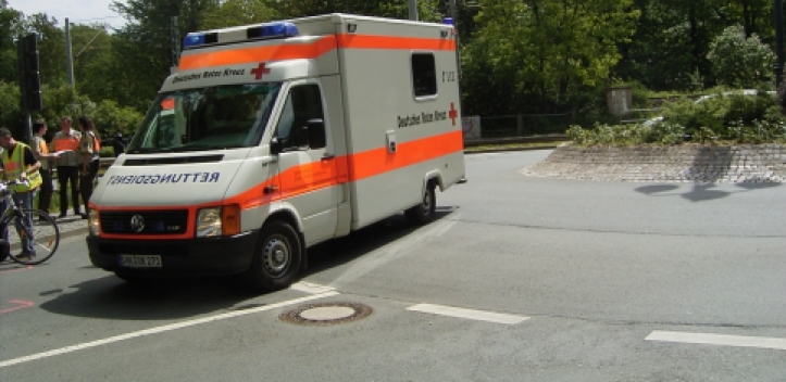 Rentner verwechselt Gas und Bremse – Ehefrau muss ins Krankenhaus